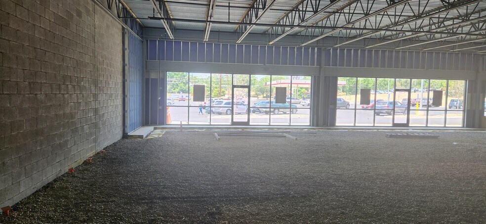 More Photos Of 1201 E Main St, Pulaski General Retail For Lease