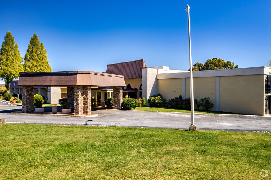 Primary Photo Of 201 Sugarloaf Rd, Hendersonville Hotel For Sale