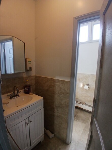 More Photos Of 20 Deyo Pl, Newburgh Warehouse For Sale