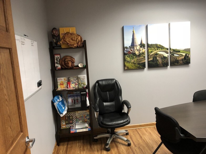 More Photos Of 820 E Terra Cotta Ave, Crystal Lake Office For Sale