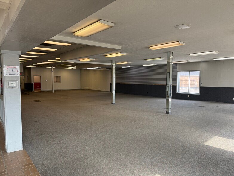 More Photos Of 327 Ashland Rd, Mansfield Showroom For Lease