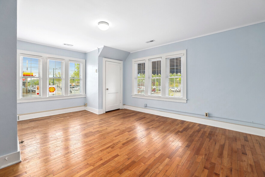 More Photos Of 355 N College Ave, Fayetteville Office Residential For Lease