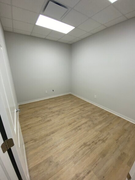 More Photos Of 665-677 S Kings Ave, Brandon Medical For Lease