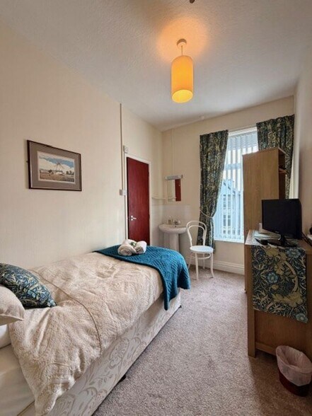 More Photos Of 46 King Edward Av, Blackpool Hotel For Sale