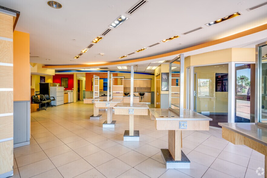 More Photos Of 2727 W Glendale Ave, Phoenix Office For Lease