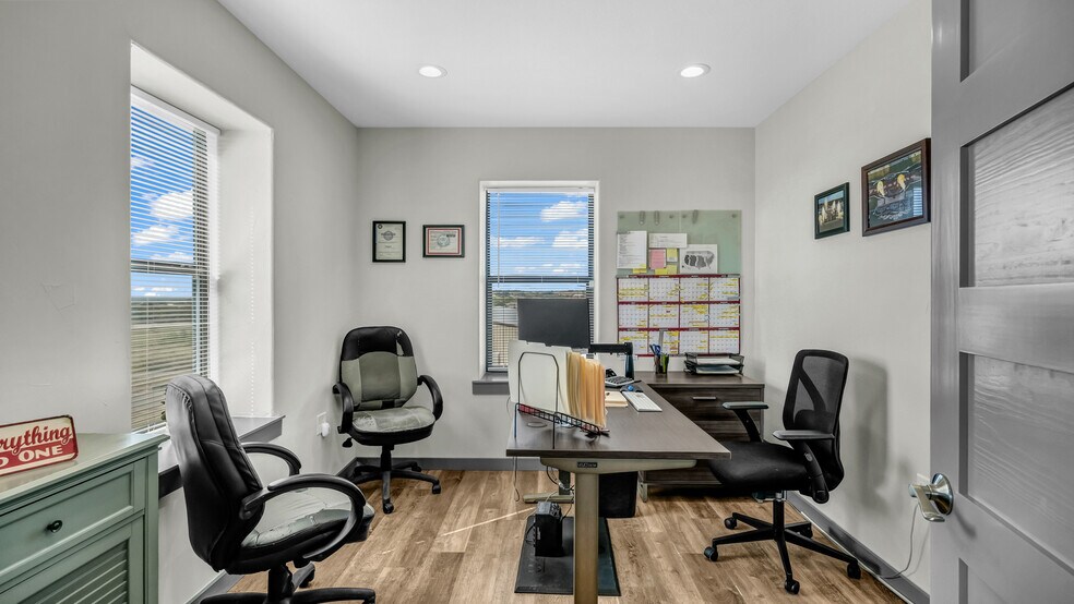 More Photos Of 125 Winners Cir, Weatherford Showroom For Sale