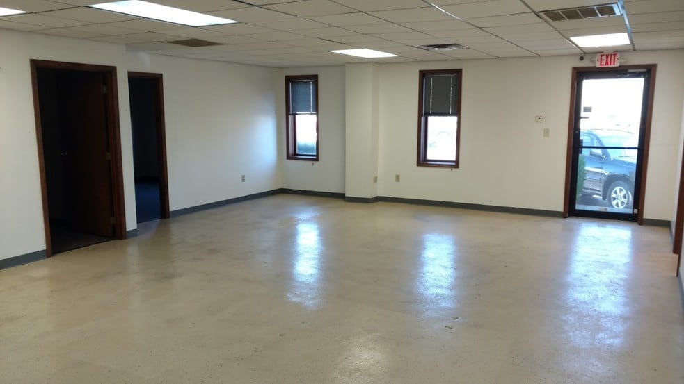 More Photos Of 400-460 Fame Rd, Dayton Light Distribution For Lease