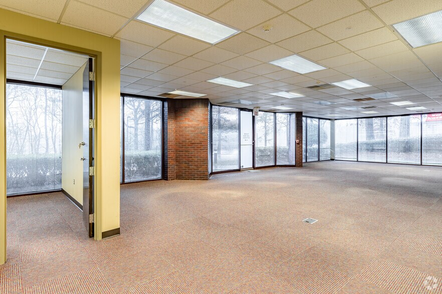 More Photos Of 8800 Roswell Rd, Sandy Springs Office For Sale