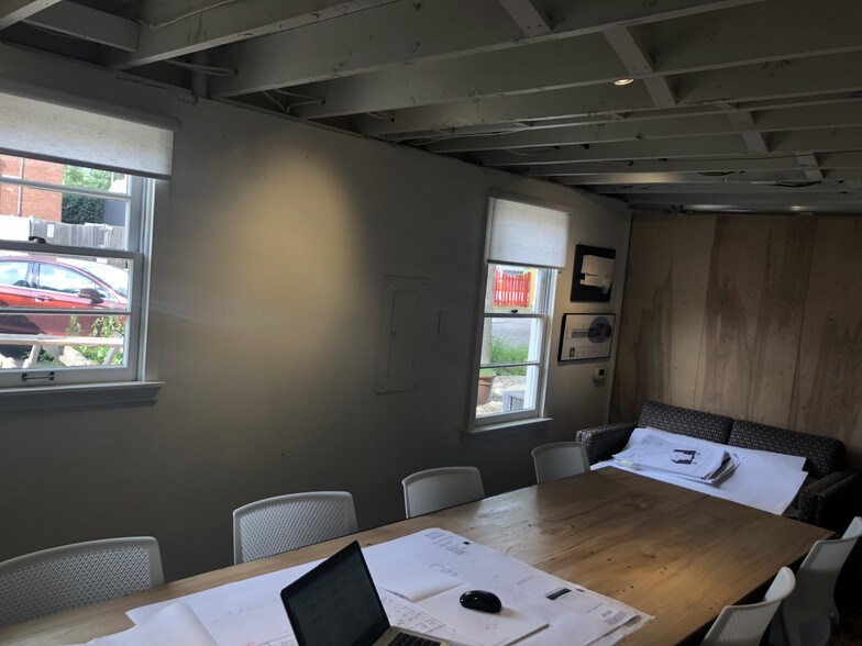 More Photos Of 60-70 E Oak St, Zionsville Loft Creative Space For Lease