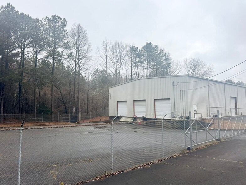 More Photos Of 1461 White Cir, Marietta Warehouse For Lease