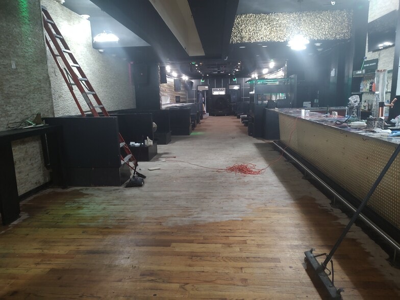 More Photos Of 10 S Calvert St, Baltimore Bar For Sale
