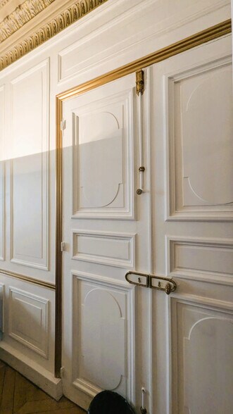 More Photos Of 90 Rue D'Amsterdam, Paris Office For Sale