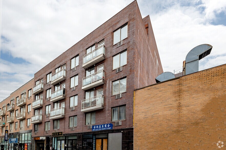 Primary Photo Of 4109-4131 Haight St, Flushing Apartments For Sale