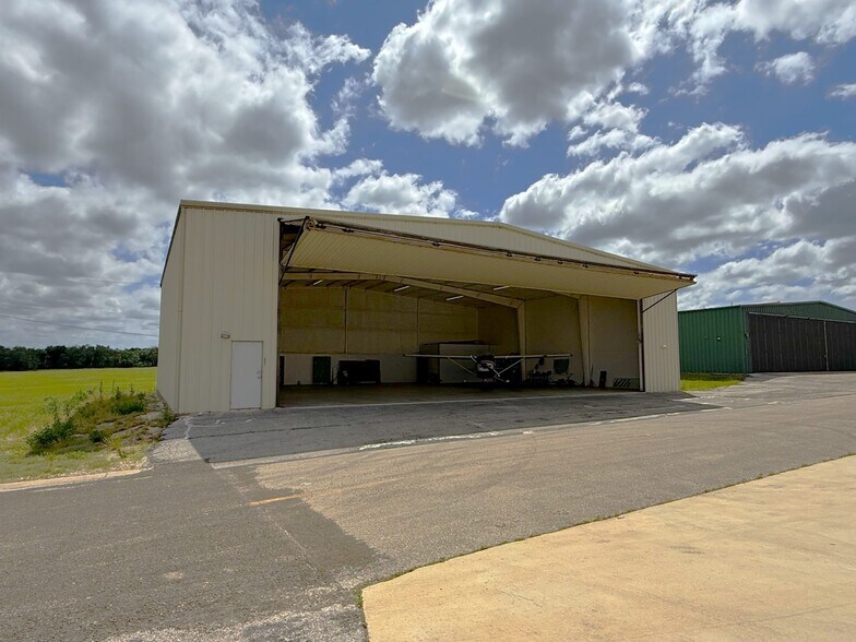 More Photos Of 501 Wright Brothers Dr, Georgetown Airplane Hangar For Sale