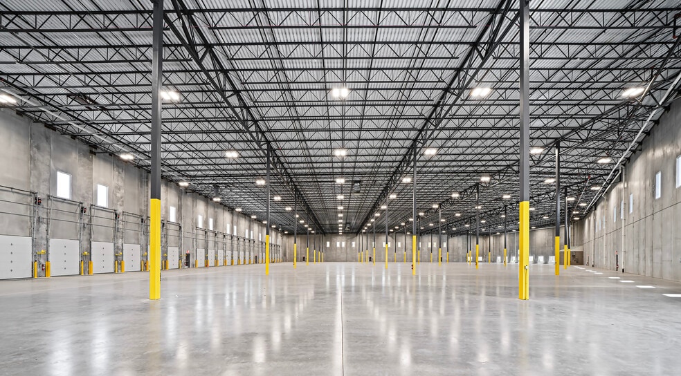 More Photos Of 4865 Veterans Memorial Hwy, Holbrook Distribution For Lease