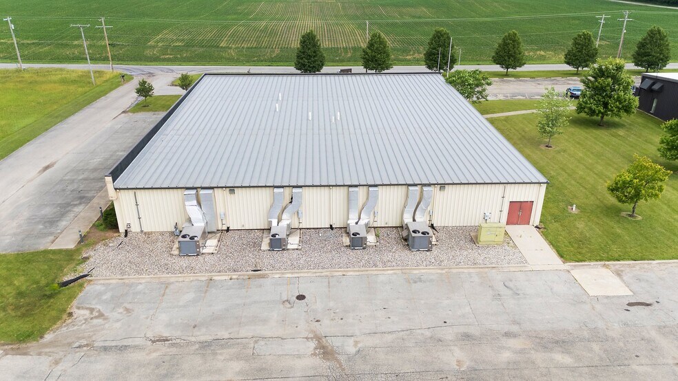 More Photos Of 8645 E Backwater Rd, North Webster Showroom For Lease