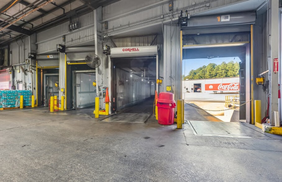 More Photos Of 4600 E Lake Blvd, Birmingham Warehouse For Sale