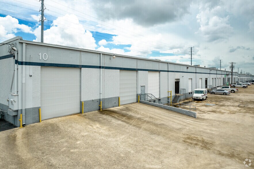 More Photos Of 5810-5922 Business Park, San Antonio Warehouse For Lease