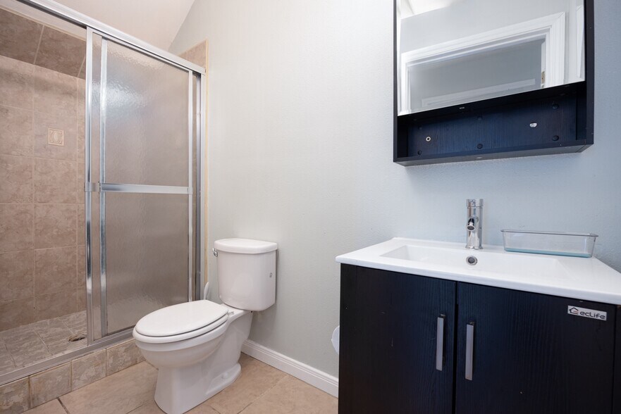 More Photos Of 1220 W 27th St, Los Angeles Dormitory For Sale