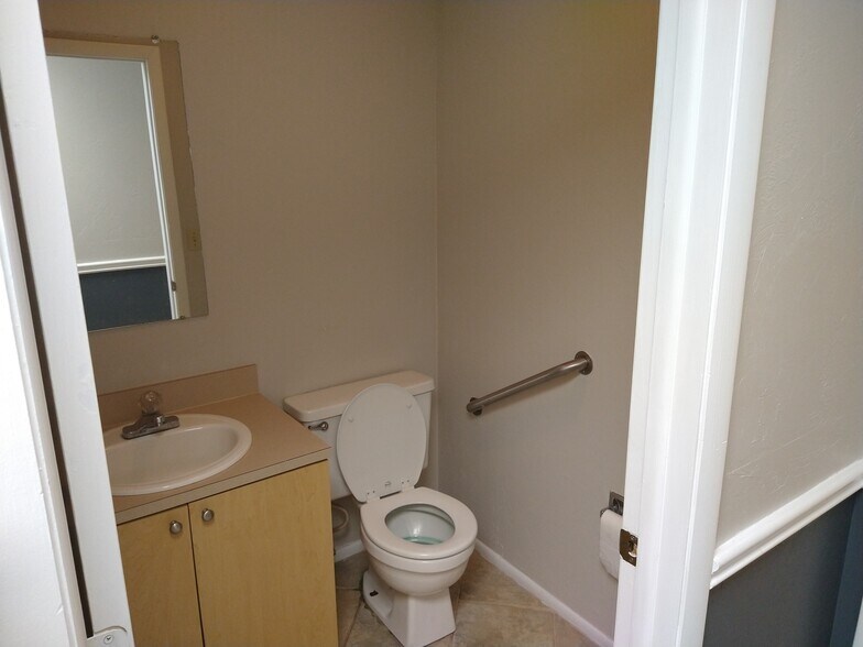 More Photos Of 6238 Presidential Ct, Fort Myers Medical For Sale