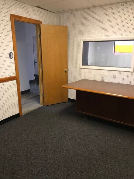 More Photos Of 4616 W Fullerton Ave, Chicago Light Manufacturing For Sale