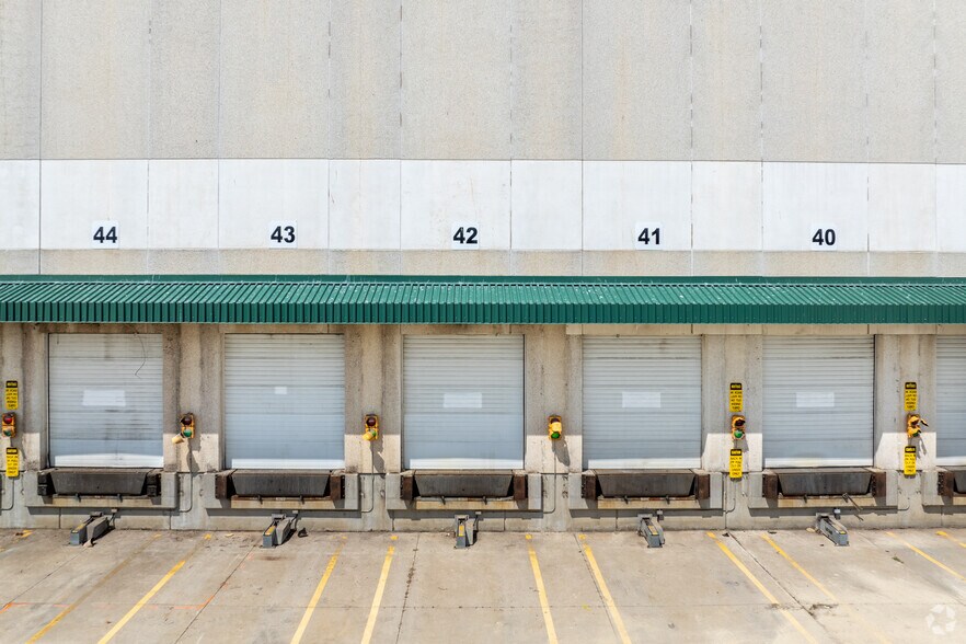 More Photos Of 88 Foster Cres, Mississauga Distribution For Lease