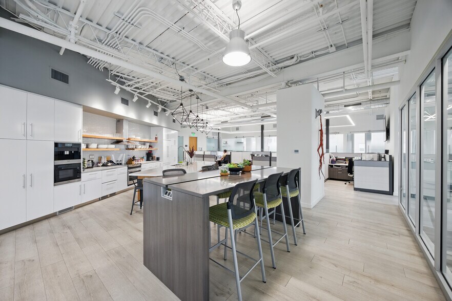 More Photos Of 55-99 W Maple Rd, Birmingham Medical For Lease