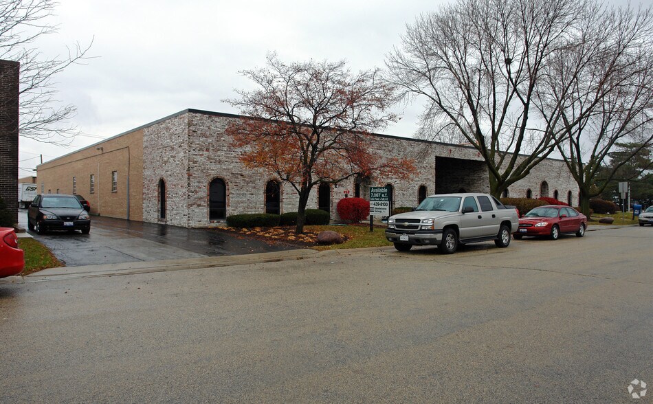 More Photos Of 492-496 Lunt Ave, Schaumburg Manufacturing For Lease
