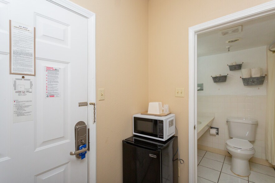 More Photos Of 2803 W 2nd St, Roswell Hotel For Sale