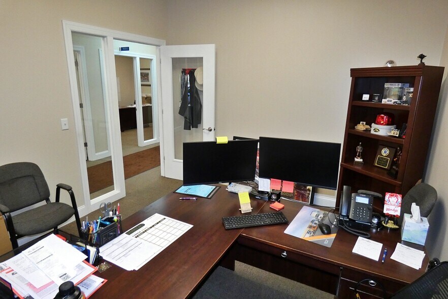 More Photos Of 10 W Main St, Lancaster Flex For Lease