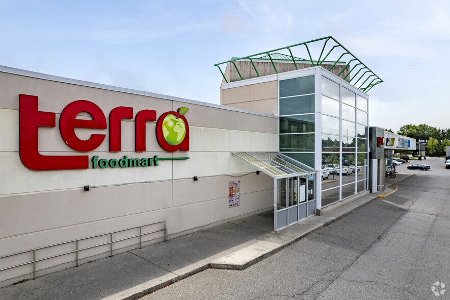 More Photos Of 2400 Dundas St W, Mississauga General Retail For Lease