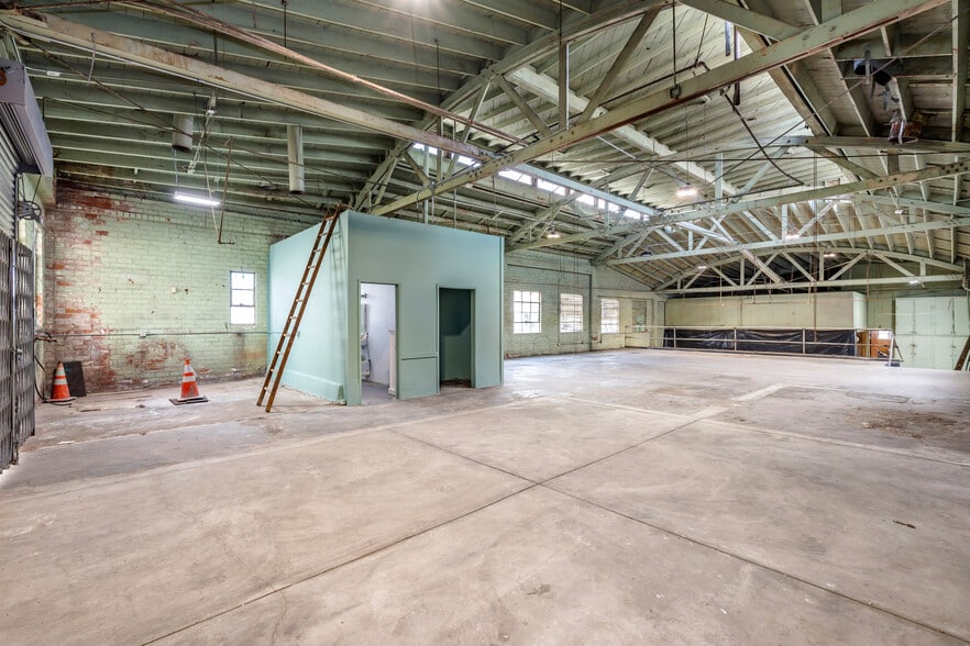 More Photos Of 320 S La Brea Ave, Inglewood Freestanding For Lease