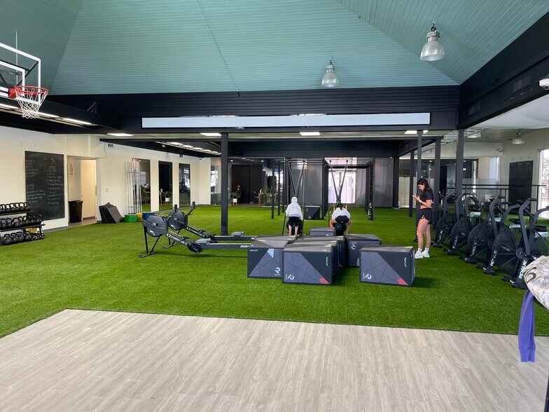 More Photos Of 875 Garnet Ave, San Diego Storefront Retail Office For Lease