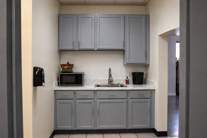 More Photos Of 2422 Dempster St, Evanston Auto Repair For Sale
