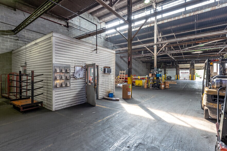 More Photos Of 225 Hubbard Rd, Youngstown Warehouse For Lease