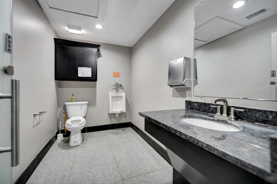 More Photos Of 2903 Wall St, Midland Office For Lease