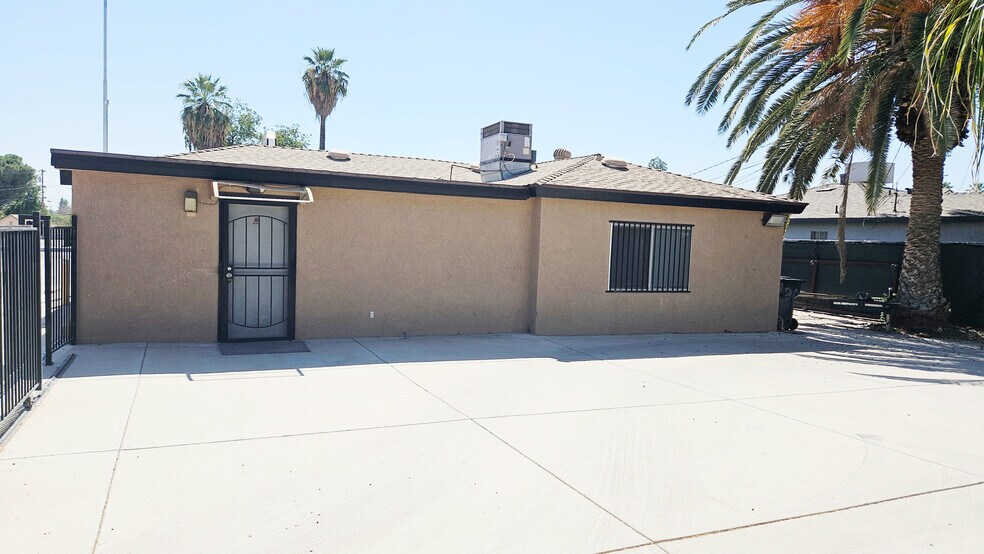 More Photos Of 306-308 Roberts Ln, Bakersfield Storefront Retail Residential For Sale