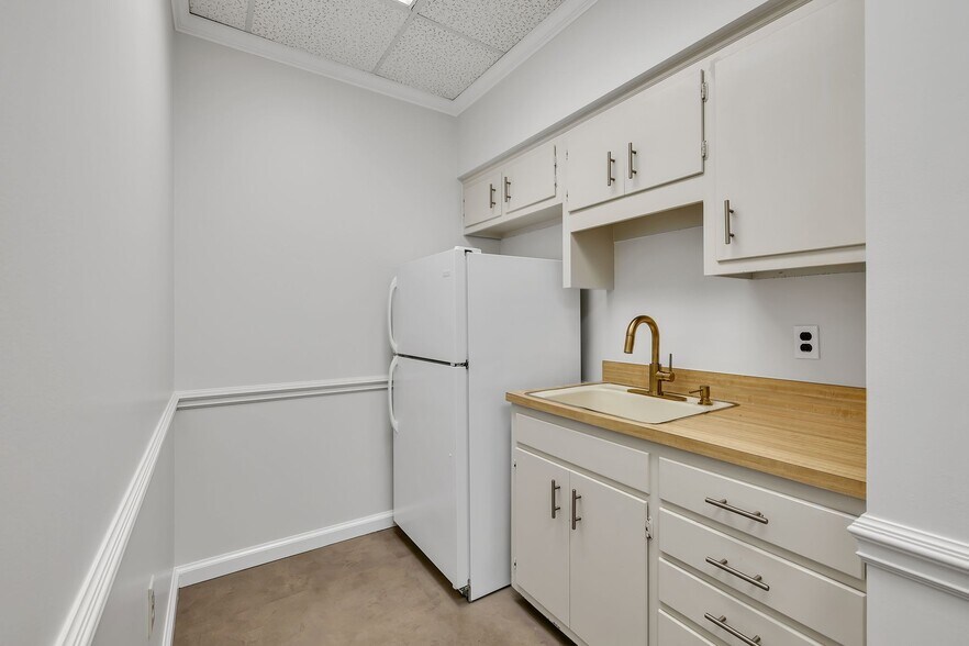 More Photos Of 229 Ward Cir, Brentwood Office For Sale