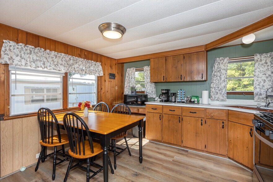 More Photos Of 6100 M-68 Hwy, Indian River Hotel For Sale