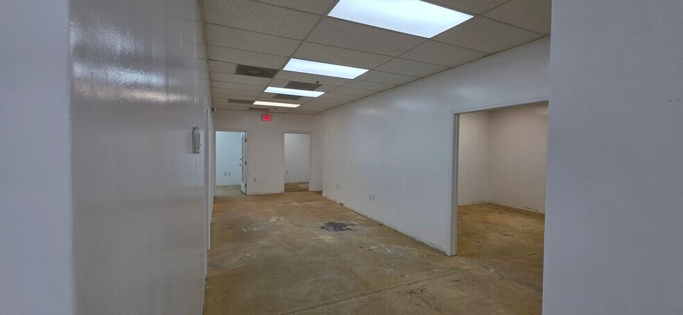 More Photos Of 7810 Kingspointe Pky, Orlando Warehouse For Lease
