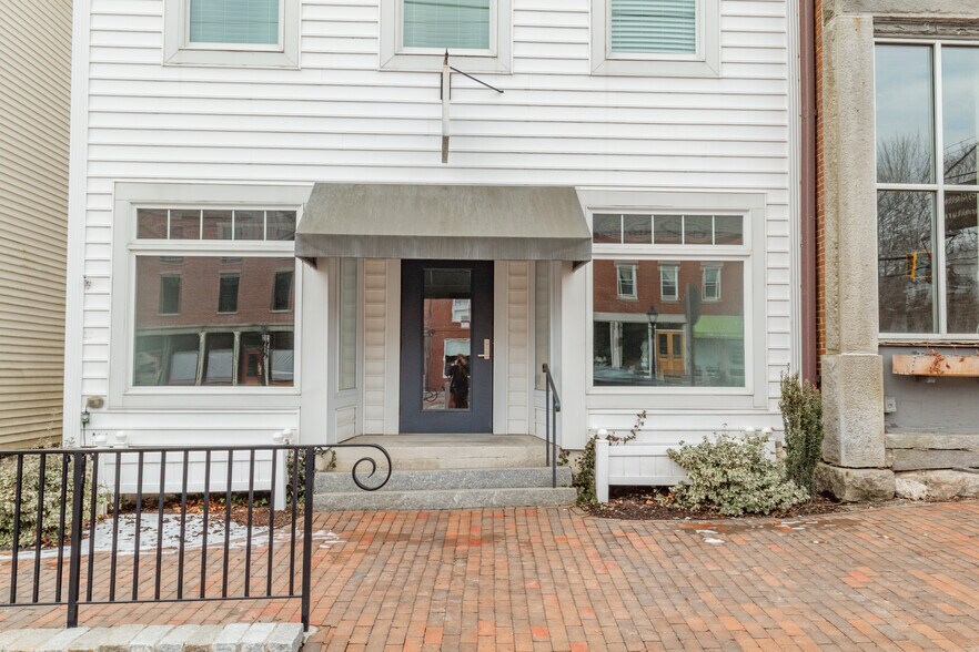 More Photos Of 72 Main St, Wiscasset Storefront Retail Residential For Sale