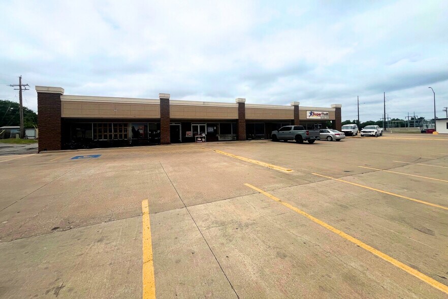 More Photos Of 1324-1332 NW 53rd St, Lawton Office For Lease