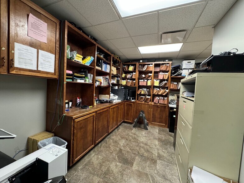 More Photos Of 5440 N Oak Tfwy, Kansas City Office For Sale