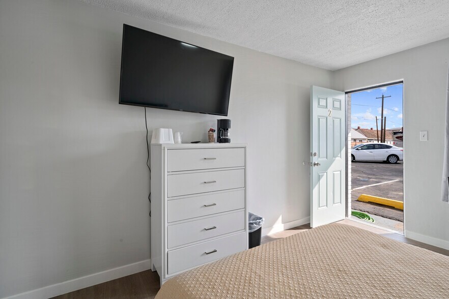 More Photos Of 1411 9th St, Rock Springs Hotel For Sale