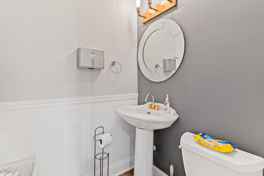 More Photos Of 1550 Lewis Center Rd, Lewis Center Freestanding For Sale