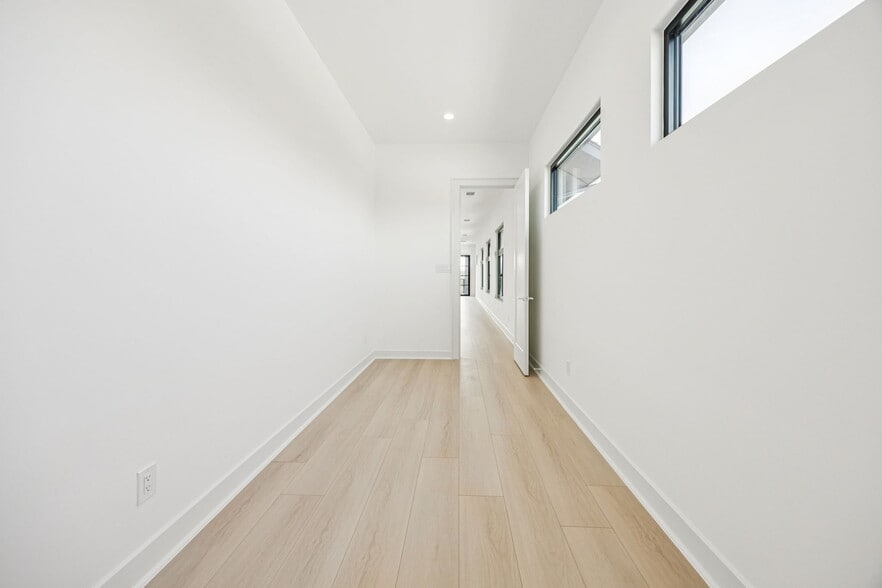 More Photos Of 446 Tyler St, Dallas Office For Sale