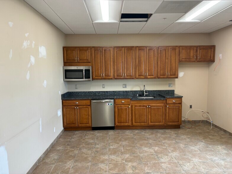 More Photos Of 8100 Sandpiper Cir, Nottingham Medical For Sale