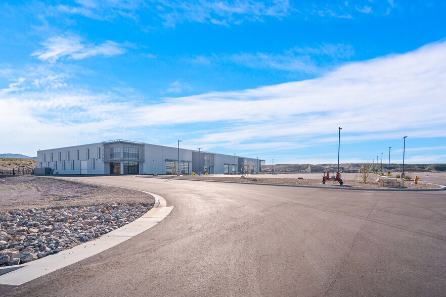 More Photos Of Laughlin Ranch Blvd, Bullhead City Warehouse For Lease