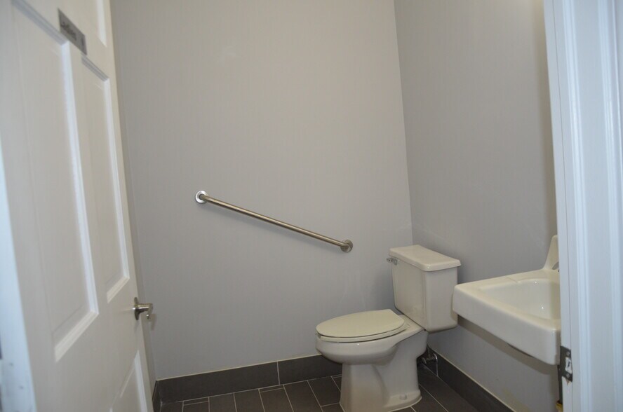 More Photos Of 510 Collins St, Joliet Unknown For Lease