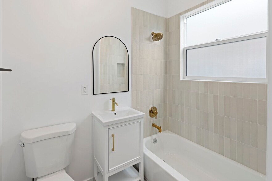 More Photos Of 1827 E 4th St, Long Beach Apartments For Sale